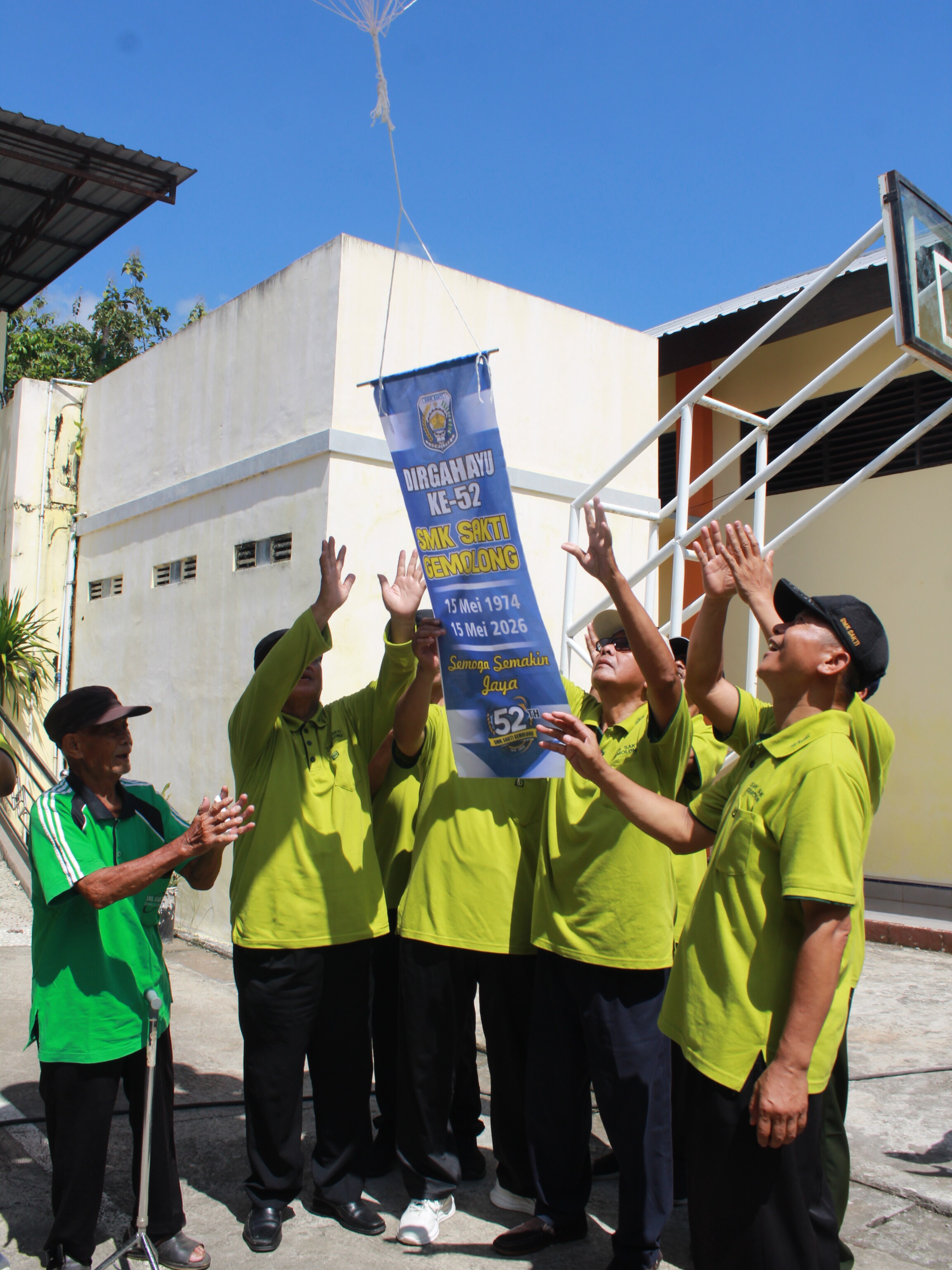 Rayakan Kiprah 52 Tahun, SMK Sakti Gemolong Gelar Jalan Sehat hingga Bakti Sosial